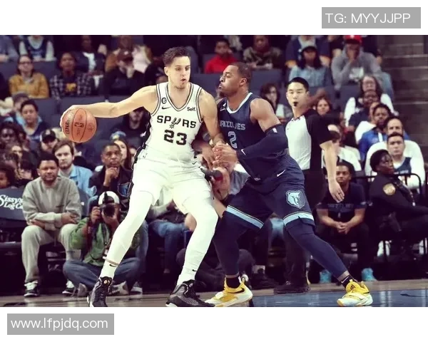 马刺与灰熊激战四月十六日季后赛精彩回顾与分析